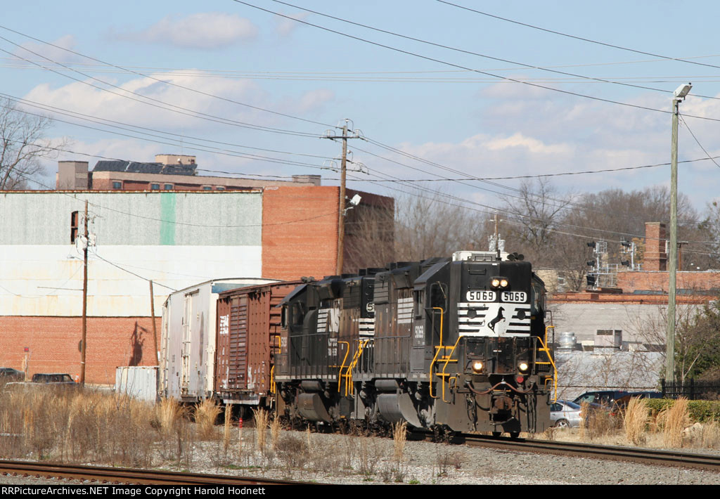 NS 5069 leads train P2R off the connection track 